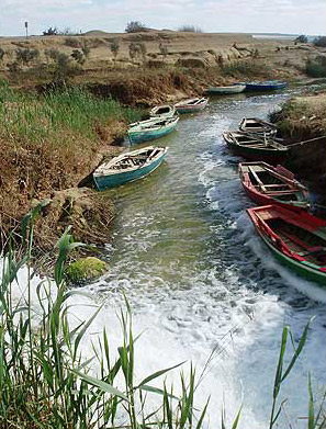 The canal between the two lakes at Wadi el Rayan in the Fayoum